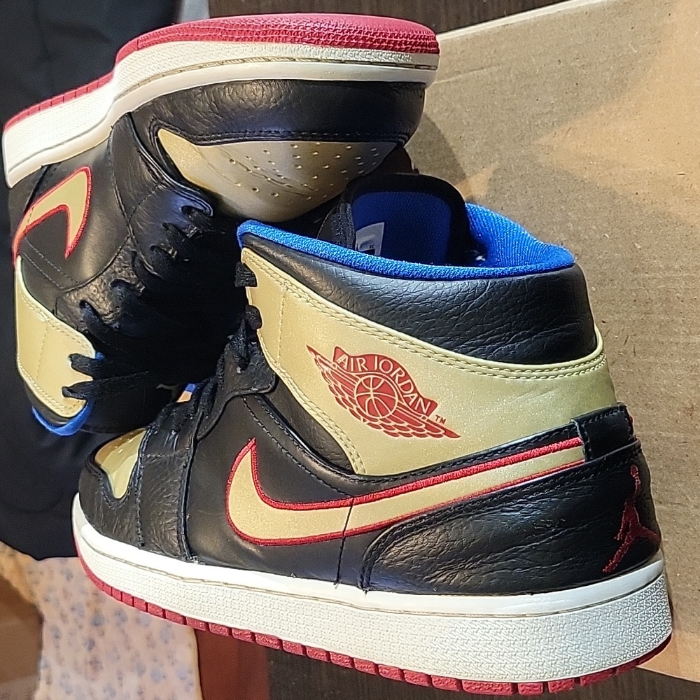 Jordan 1 Mid Rare "Black Gold Red" (2013) Mens 10 Womens 11.5 EUC - Picture 7 of 10
